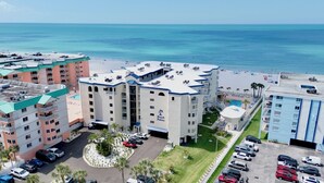 Un hôtel à plusieurs étages doté d’une piscine, d’un parking et offrant une vue sur la plage.