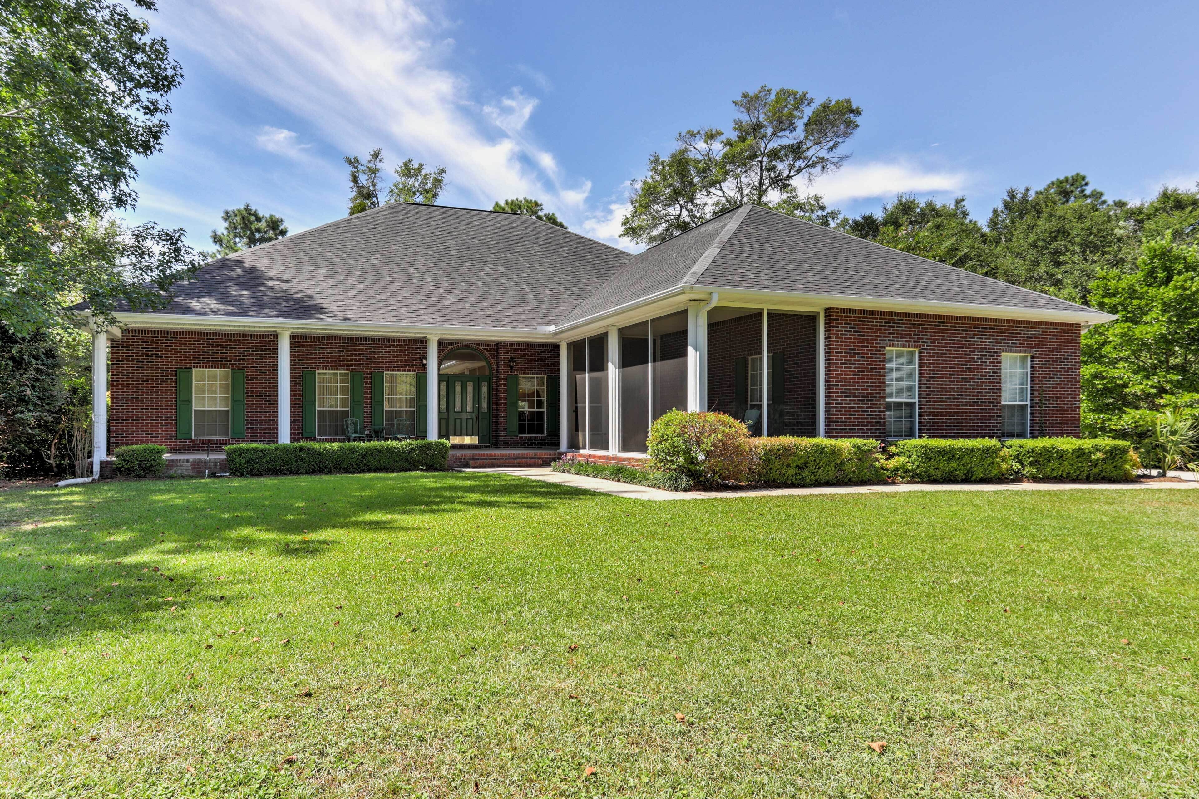 Spacious Milton House w/ Porch - on Golf Course!