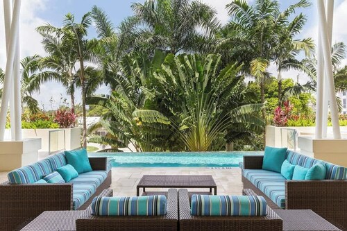 Hemingway Condo - Sunset View & steps to the beach