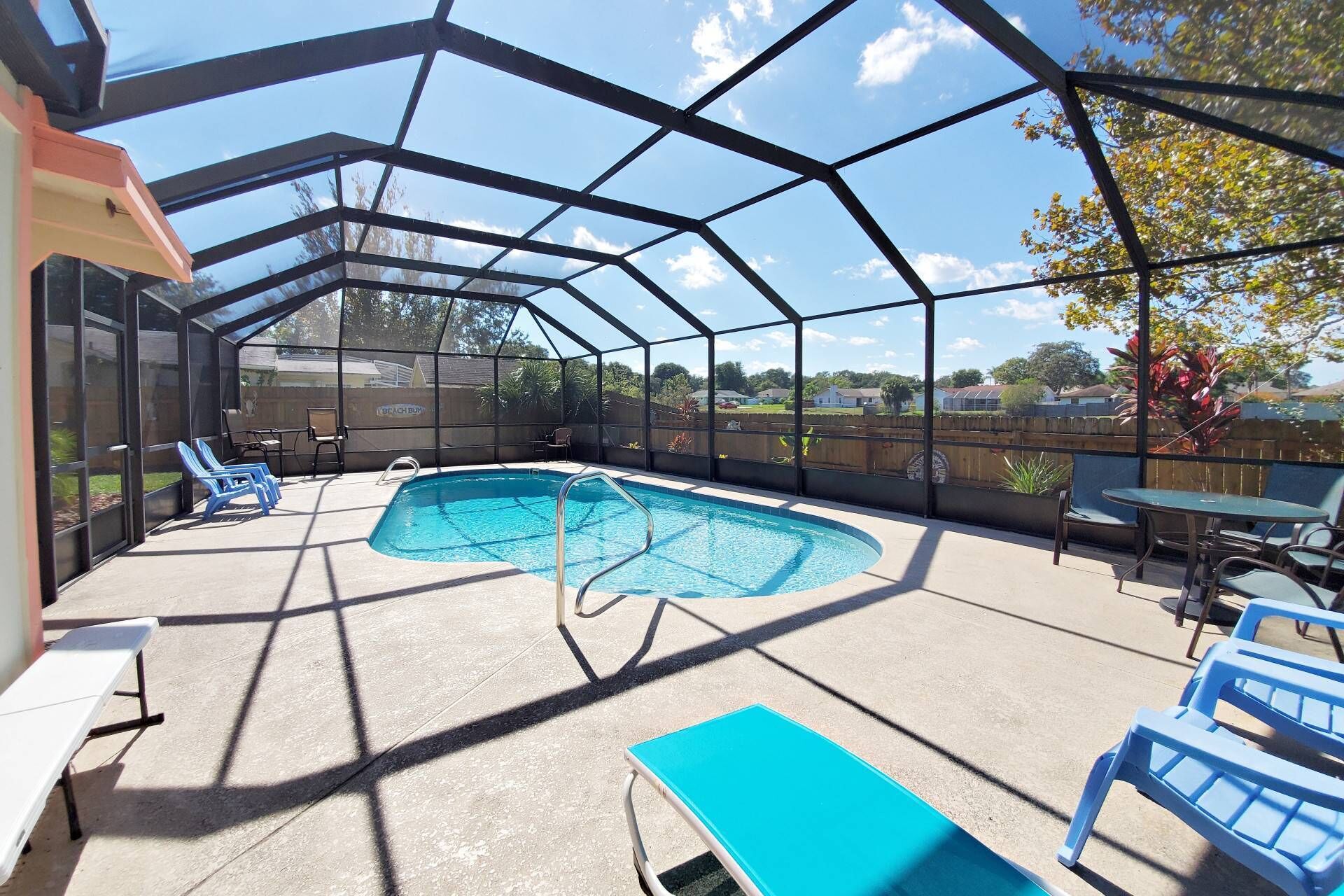 Quiet Screen Pool Home/Daytona Area-Prvt Yard-Pet/Kid Friendly-Near Beach/Attractions-Secure WiFi!!