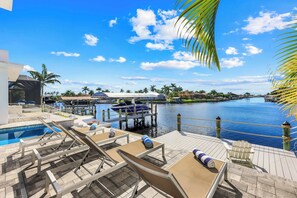 A heated pool - Modern Waterfront Home: Heated Pool, Spa & Dock (Cape Coral)