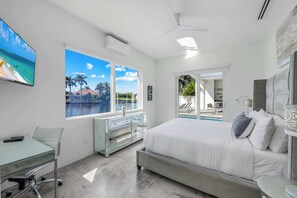 4 bedrooms, desk, iron/ironing board, travel cot - Modern Waterfront Home: Heated Pool, Spa & Dock (Cape Coral)