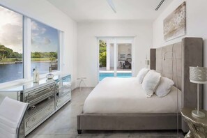 4 habitaciones, escritorio y tabla de planchar con plancha