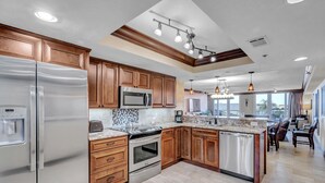 Una cocina moderna con electrodomésticos de acero inoxidable, armarios de madera y una isla grande.