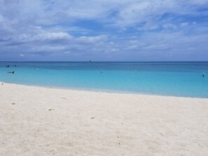Una playa con agua turquesa cristalina y una orilla arenosa.
