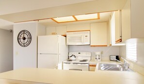 Refrigerador, microondas, cafetera y tetera y tostadora 