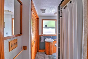 Amenidades de baño gratuitas, secadora de cabello, toallas 