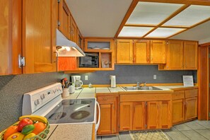 Refrigerador, microondas, parrilla de estufa y cafetera y tetera 