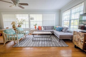 Smart TV, livros, aparelho de som