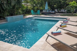 A heated pool - Heated Saltwater Pool, Spacious home, Close to Altantic Ave & Beach! (Delray Beach)