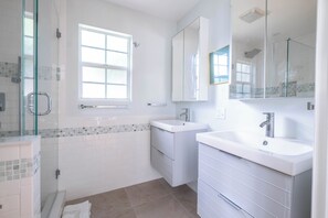 Combined shower/bathtub, hair dryer, towels - Heated Saltwater Pool, Spacious home, Close to Altantic Ave & Beach! (Delray Beach)