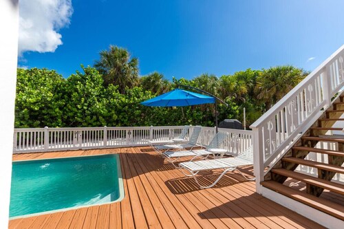 PRISTINE BEACHVIEW POHJOISSA POHJOISESSA KAPPALEISSA, jossa on yksityinen uima-allas, kylpylä ja uima-allas.