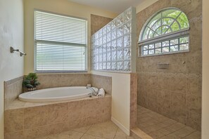 Ensemble douche/baignoire, sèche-cheveux, serviettes fournies