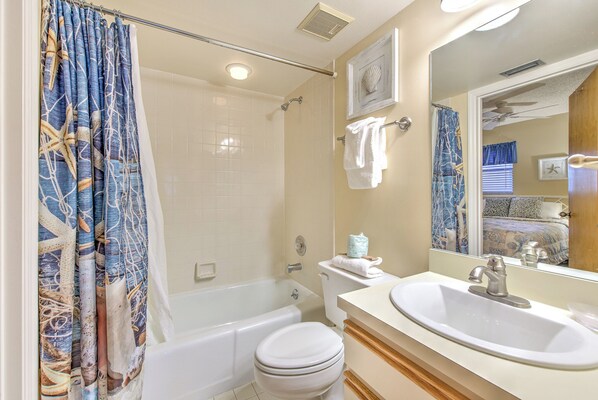 Un baño con bañera, inodoro y lavabo.