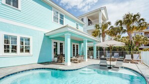 A swimming pool with lounge chairs and a covered patio area. - Pearl Cottage Private Heated Pool Home! Newly renovated book today! (Palm Coast)