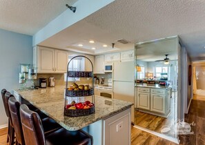 Réfrigérateur, micro-ondes, cafetière/bouilloire, grille-pain