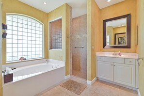 Combined shower/bathtub, hair dryer, towels