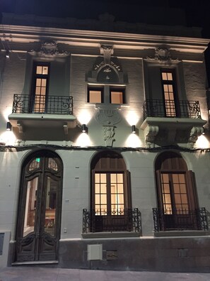 Front of property – evening/night - Circus Hostel&Hotel Montevideo (Montevideo)