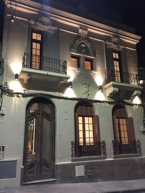Fachada de la propiedad por la tarde o noche
