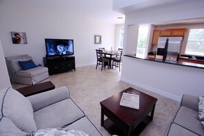 Een televisie, videogames en een dvd-speler