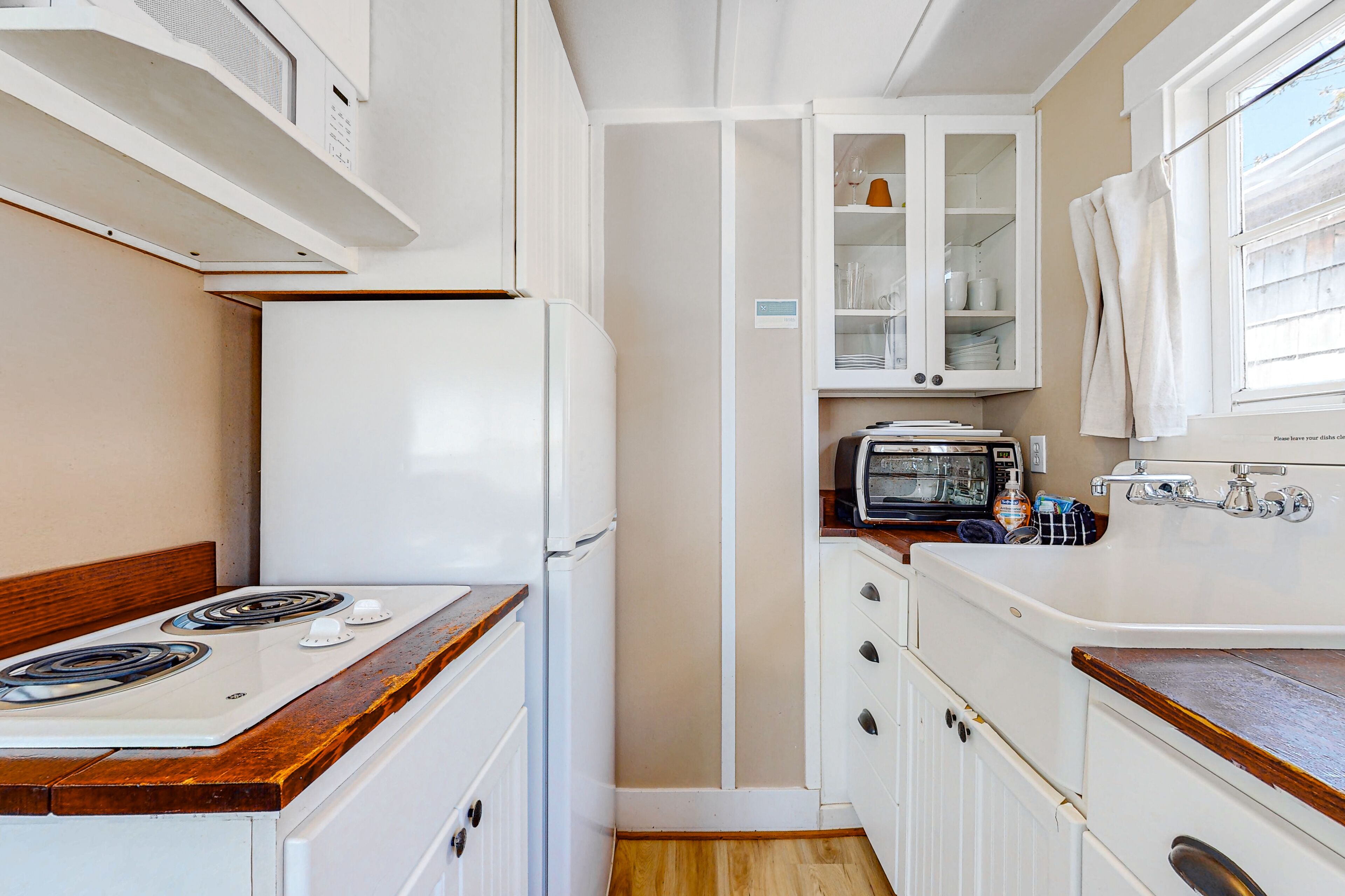 Køleskab, mikrobølgeovn, kogeplade, kaffe-/temaskine