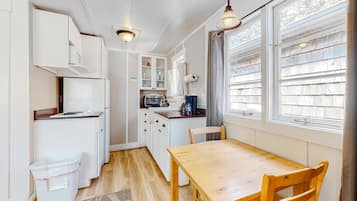 Refrigerador, microondas, placa de cocina, cafetera/tetera