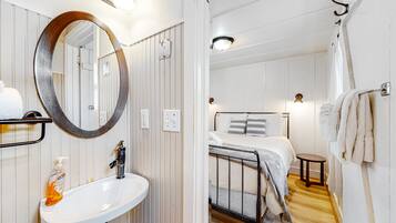 Sèche-cheveux, serviettes fournies