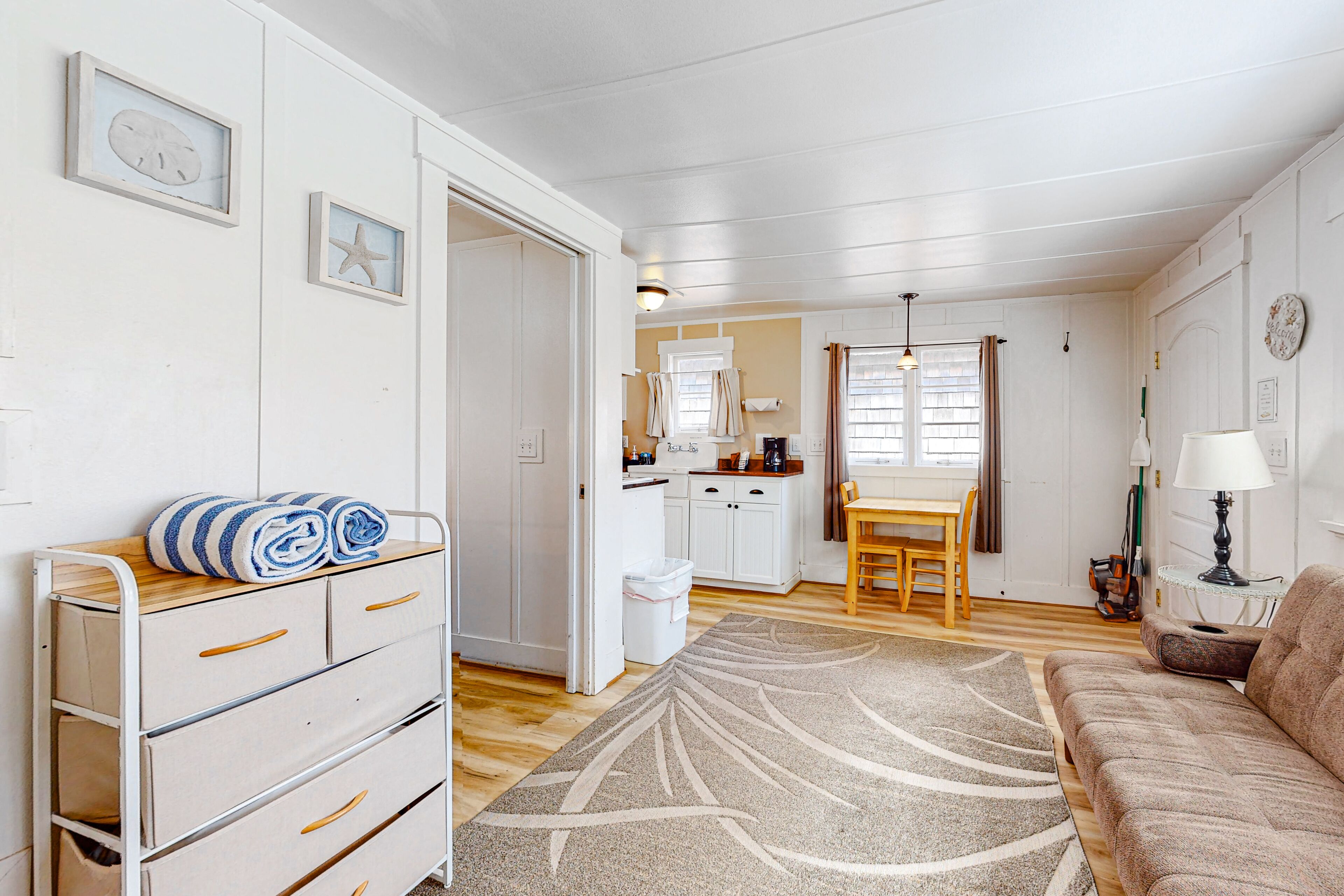 Una televisión, una chimenea, un reproductor de DVD