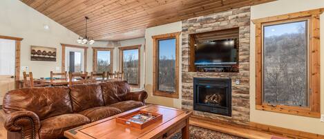 Flachbildfernseher, Kamin, DVD-Player, Videothek