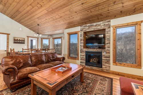 Close 2 Owner's Club, Outdoor Hot Tub, Pool Table, Fireplace & Pet Friendly!