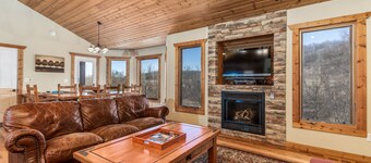 Close 2 Owner's Club, Outdoor Hot Tub, Pool Table, Fireplace & Pet Friendly!