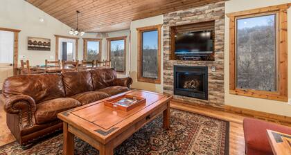 Close 2 Owner's Club, Outdoor Hot Tub, Pool Table, Fireplace & Pet Friendly!