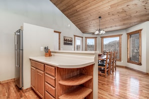 Interior - Close 2 Owner's Club, Outdoor Hot Tub, Pool Table, Fireplace & Pet Friendly! (Galena)