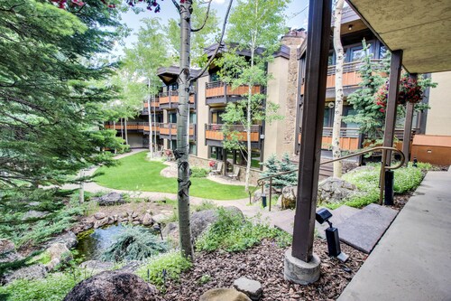 Woodsy Ski-In/Ski-Out Condo w/ Shared Pool & Hot Tubs - Next to the Slopes