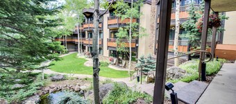 Woodsy Ski-In/Ski-Out Condo w/ Shared Pool & Hot Tubs - Next to the Slopes