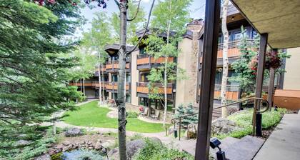 Woodsy Ski-In/Ski-Out Condo w/ Shared Pool & Hot Tubs - Next to the Slopes