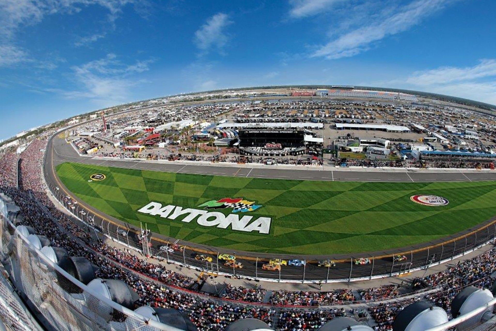 Suuri stadion, jossa on vihreä pelikenttä ja kentän keskellä lukee sana ”DAYTONA”.