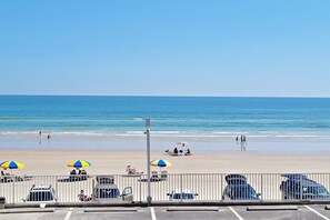 On the beach, kayaking, motor boating, fishing - FREE DAILY ACTIVITIES! Salt Life Getaway-Oceanfront Views-King Bed-1st Floor Entry/2nd Floor Balcony (Daytona Beach Shores)