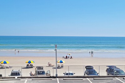 FREE DAILY ACTIVITIES! Salt Life Getaway-Oceanfront Views-King Bed-1st Floor Entry/2nd Floor Balcony