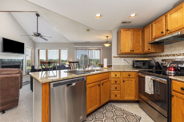 Kühlschrank, Mikrowelle, Ofen, Herdplatte