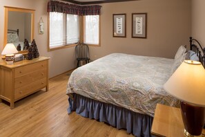 4 bedrooms, iron/ironing board, free WiFi, bed sheets - Staying In is the New Getaway @ Haven! Dog Friendly, Hot Tub, Fireplace (Galena)