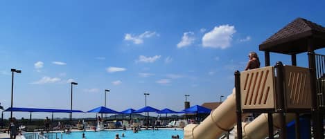 Una piscina techada, una piscina al aire libre