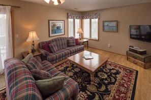 Flat-screen TV, fireplace, DVD player - Staying In is the New Getaway @ Haven! Dog Friendly, Hot Tub, Fireplace (Galena)