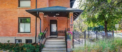 Vista frontal de la propiedad