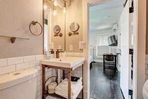 Room, 1 King Bed, Refrigerator, Corner | Bathroom