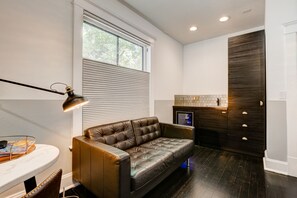 Rom, 1 kingsize-seng, kjøleskap, 1. etasje | Oppholdsområde | Flatskjerm-TV, Netflix, Hulu og strømmetjenester