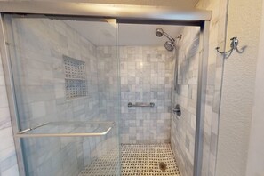 Douche, sèche-cheveux, serviettes fournies, shampoing