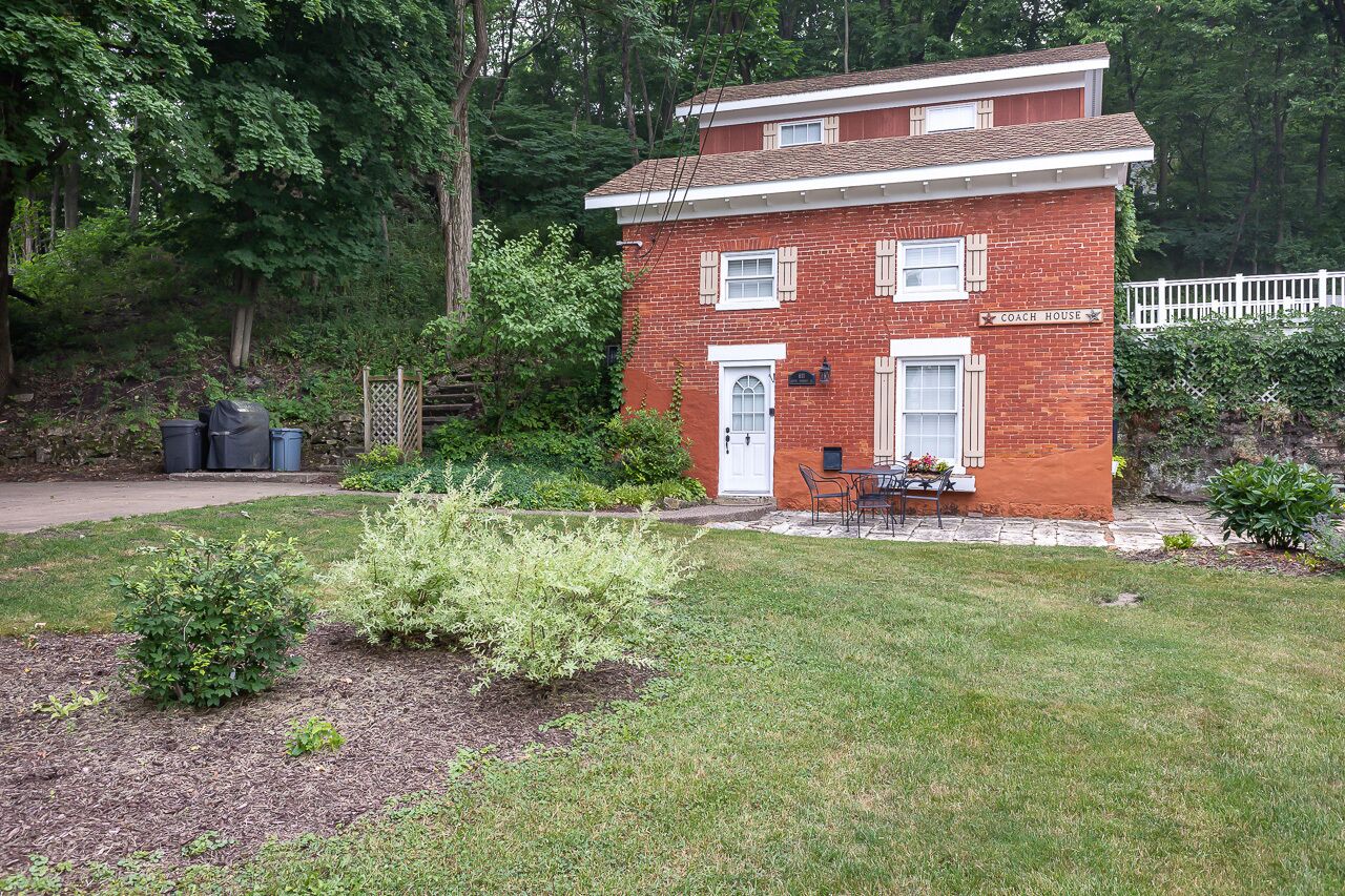 "The Original" Galena Coach House * Fireplace * Private Parking * WIFI*