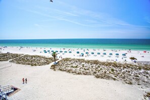 Am Strand, Strandtücher, Motorbootfahrt