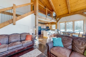 Télévision, cheminée, lecteur de DVD, livres